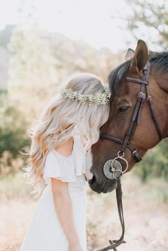 Une mariée colle sa tête contre celle de son cheval